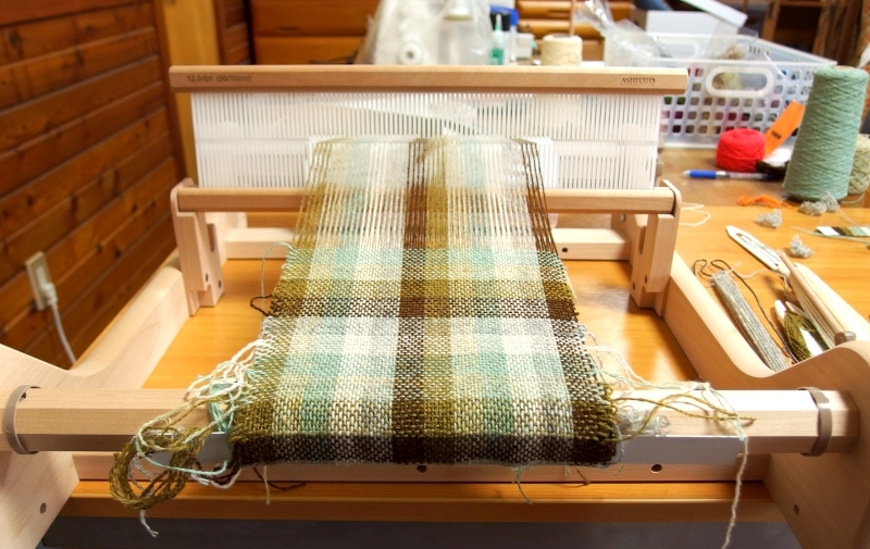 weaving process on rigid heddle loom